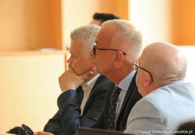 Członek zarządu woj. lubuskiego Marcin Jabłoński (w środku) podczas spotkania w Neuhardenbergu z Gundolfem Schülke, dyrektorem zarządzającym Izby Przemysłowo-Handlowej Wschodniej Brandenburgii, Gernotem Schmidtem, starostą powiatu Märkisch Oderland oraz Uwe Hädicke, dyrektorem zarządzającym/prezesem lotniska w Neuhardenbergu.