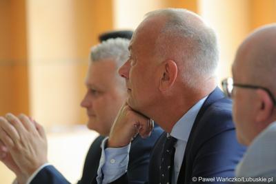 Członek zarządu woj. lubuskiego Marcin Jabłoński (w środku) podczas spotkania w Neuhardenbergu z Gundolfem Schülke, dyrektorem zarządzającym Izby Przemysłowo-Handlowej Wschodniej Brandenburgii, Gernotem Schmidtem, starostą powiatu Märkisch Oderland oraz Uwe Hädicke, dyrektorem zarządzającym/prezesem lotniska w Neuhardenbergu.
