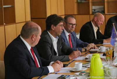  Delegacja z województwa lubuskiego pod przewodnictwem członka zarządu woj. lubuskiego Marcina Jabłońskiego spotkała się (12 lipca 2023 r.) w Neuhardenbergu z Gundolfem Schülke, dyrektorem zarządzającym Izby Przemysłowo-Handlowej Wschodniej Brandenburgii, Gernotem Schmidtem, starostą powiatu Märkisch Oderland oraz Uwe Hädicke, dyrektorem zarządzającym/prezesem lotniska w Neuhardenbergu, aby omówić, w jaki sposób można to zrealizować.