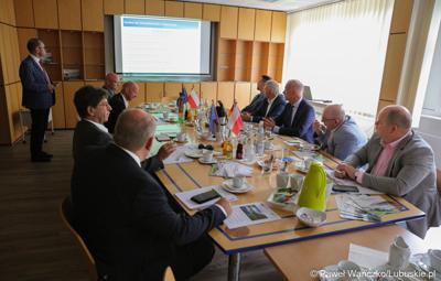  Delegacja z województwa lubuskiego pod przewodnictwem członka zarządu woj. lubuskiego Marcina Jabłońskiego spotkała się (12 lipca 2023 r.) w Neuhardenbergu z Gundolfem Schülke, dyrektorem zarządzającym Izby Przemysłowo-Handlowej Wschodniej Brandenburgii, Gernotem Schmidtem, starostą powiatu Märkisch Oderland oraz Uwe Hädicke, dyrektorem zarządzającym/prezesem lotniska w Neuhardenbergu, aby omówić, w jaki sposób można to zrealizować.