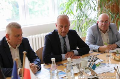 Członek zarządu woj. lubuskiego Marcin Jabłoński (w środku) podczas spotkania w Neuhardenbergu z Gundolfem Schülke, dyrektorem zarządzającym Izby Przemysłowo-Handlowej Wschodniej Brandenburgii, Gernotem Schmidtem, starostą powiatu Märkisch Oderland oraz Uwe Hädicke, dyrektorem zarządzającym/prezesem lotniska w Neuhardenbergu.