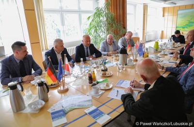  Delegacja z województwa lubuskiego pod przewodnictwem członka zarządu woj. lubuskiego Marcina Jabłońskiego spotkała się (12 lipca 2023 r.) w Neuhardenbergu z Gundolfem Schülke, dyrektorem zarządzającym Izby Przemysłowo-Handlowej Wschodniej Brandenburgii, Gernotem Schmidtem, starostą powiatu Märkisch Oderland oraz Uwe Hädicke, dyrektorem zarządzającym/prezesem lotniska w Neuhardenbergu, aby omówić, w jaki sposób można to zrealizować.