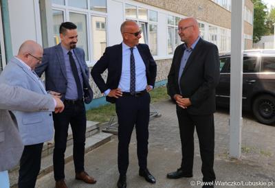 Członek zarządu woj. lubuskiego Marcin Jabłoński (ciemnych okularach) na lotnisku w Neuhardenbergu 