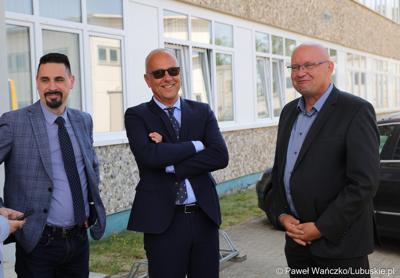 Członek zarządu woj. lubuskiego Marcin Jabłoński (w środku) na lotnisku w Neuhardenbergu 