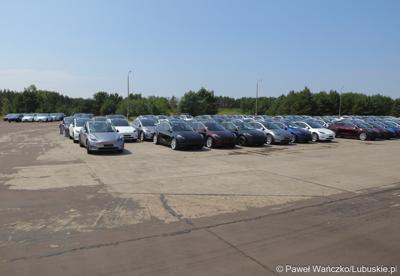 Samochody Tesla na lotnisku w Neuhardenbergu 