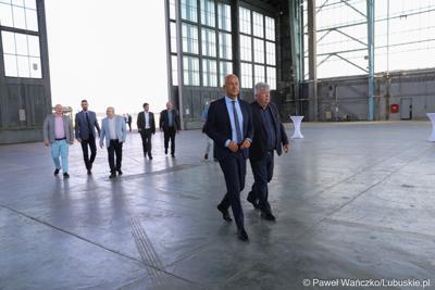  Delegacja z województwa lubuskiego pod przewodnictwem członka zarządu woj. lubuskiego Marcina Jabłońskiego spotkała się (12 lipca 2023 r.) w Neuhardenbergu z Gundolfem Schülke, dyrektorem zarządzającym Izby Przemysłowo-Handlowej Wschodniej Brandenburgii, Gernotem Schmidtem, starostą powiatu Märkisch Oderland oraz Uwe Hädicke, dyrektorem zarządzającym/prezesem lotniska w Neuhardenbergu, aby omówić, w jaki sposób można to zrealizować.