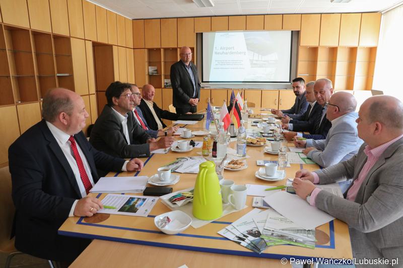 Delegacja z województwa lubuskiego pod przewodnictwem członka zarządu woj. lubuskiego Marcina Jabłońskiego spotkała się (12 lipca 2023 r.) w Neuhardenbergu z Gundolfem Schülke, dyrektorem zarządzającym Izby Przemysłowo-Handlowej Wschodniej Brandenburgii, Gernotem Schmidtem, starostą powiatu Märkisch Oderland oraz Uwe Hädicke, dyrektorem zarządzającym/prezesem lotniska w Neuhardenbergu, aby omówić, w jaki sposób można to zrealizować.