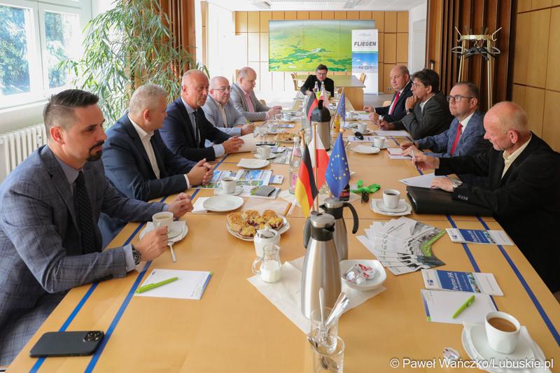 Delegacja z województwa lubuskiego pod przewodnictwem członka zarządu woj. lubuskiego Marcina Jabłońskiego spotkała się (12 lipca 2023 r.) w Neuhardenbergu z Gundolfem Schülke, dyrektorem zarządzającym Izby Przemysłowo-Handlowej Wschodniej Brandenburgii, Gernotem Schmidtem, starostą powiatu Märkisch Oderland oraz Uwe Hädicke, dyrektorem zarządzającym/prezesem lotniska w Neuhardenbergu, aby omówić, w jaki sposób można to zrealizować.