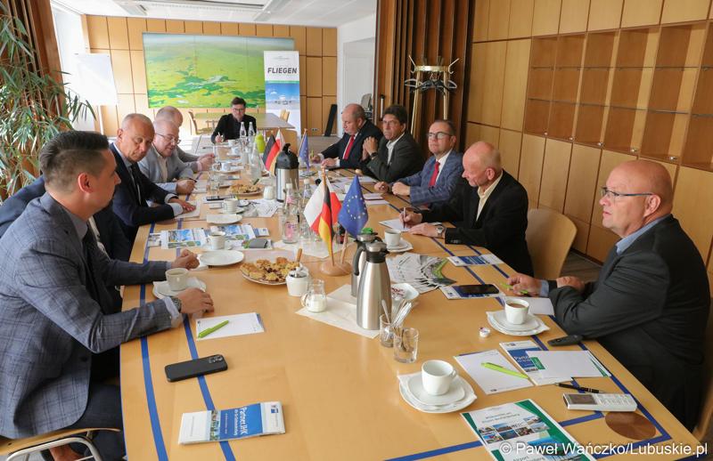 Delegacja z województwa lubuskiego pod przewodnictwem członka zarządu woj. lubuskiego Marcina Jabłońskiego spotkała się (12 lipca 2023 r.) w Neuhardenbergu z Gundolfem Schülke, dyrektorem zarządzającym Izby Przemysłowo-Handlowej Wschodniej Brandenburgii, Gernotem Schmidtem, starostą powiatu Märkisch Oderland oraz Uwe Hädicke, dyrektorem zarządzającym/prezesem lotniska w Neuhardenbergu, aby omówić, w jaki sposób można to zrealizować.