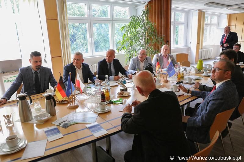 Delegacja z województwa lubuskiego pod przewodnictwem członka zarządu woj. lubuskiego Marcina Jabłońskiego spotkała się (12 lipca 2023 r.) w Neuhardenbergu z Gundolfem Schülke, dyrektorem zarządzającym Izby Przemysłowo-Handlowej Wschodniej Brandenburgii, Gernotem Schmidtem, starostą powiatu Märkisch Oderland oraz Uwe Hädicke, dyrektorem zarządzającym/prezesem lotniska w Neuhardenbergu, aby omówić, w jaki sposób można to zrealizować.