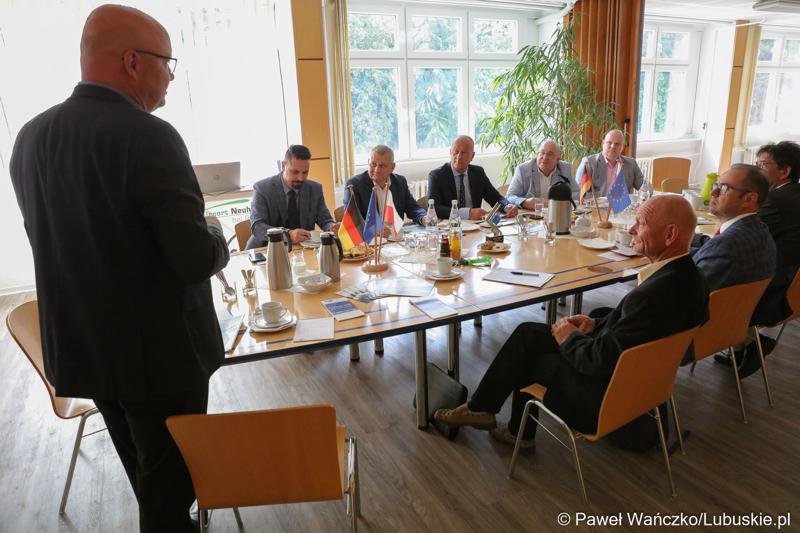 Delegacja z województwa lubuskiego pod przewodnictwem członka zarządu woj. lubuskiego Marcina Jabłońskiego spotkała się (12 lipca 2023 r.) w Neuhardenbergu z Gundolfem Schülke, dyrektorem zarządzającym Izby Przemysłowo-Handlowej Wschodniej Brandenburgii, Gernotem Schmidtem, starostą powiatu Märkisch Oderland oraz Uwe Hädicke, dyrektorem zarządzającym/prezesem lotniska w Neuhardenbergu, aby omówić, w jaki sposób można to zrealizować.