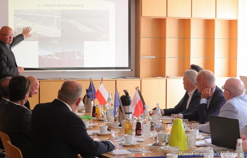 Delegacja z województwa lubuskiego pod przewodnictwem członka zarządu woj. lubuskiego Marcina Jabłońskiego spotkała się (12 lipca 2023 r.) w Neuhardenbergu z Gundolfem Schülke, dyrektorem zarządzającym Izby Przemysłowo-Handlowej Wschodniej Brandenburgii, Gernotem Schmidtem, starostą powiatu Märkisch Oderland oraz Uwe Hädicke, dyrektorem zarządzającym/prezesem lotniska w Neuhardenbergu, aby omówić, w jaki sposób można to zrealizować.