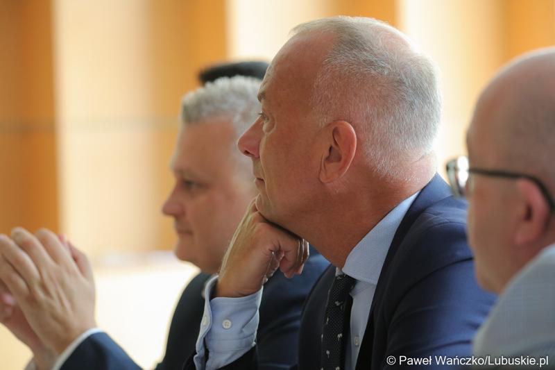 Członek zarządu woj. lubuskiego Marcin Jabłoński (w środku) podczas spotkania w Neuhardenbergu z Gundolfem Schülke, dyrektorem zarządzającym Izby Przemysłowo-Handlowej Wschodniej Brandenburgii, Gernotem Schmidtem, starostą powiatu Märkisch Oderland oraz Uwe Hädicke, dyrektorem zarządzającym/prezesem lotniska w Neuhardenbergu.