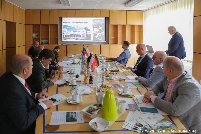Delegacja z województwa lubuskiego pod przewodnictwem wicemarszałka Marcina Jabłońskiego spotkała się (12 lipca 2023 r.) w Neuhardenbergu z Gundolfem Schülke, dyrektorem zarządzającym Izby Przemysłowo-Handlowej Wschodniej Brandenburgii, Gernotem Schmidtem, starostą powiatu Märkisch Oderland oraz Uwe Hädicke, dyrektorem zarządzającym/prezesem lotniska w Neuhardenbergu, aby omówić, w jaki sposób można to zrealizować.