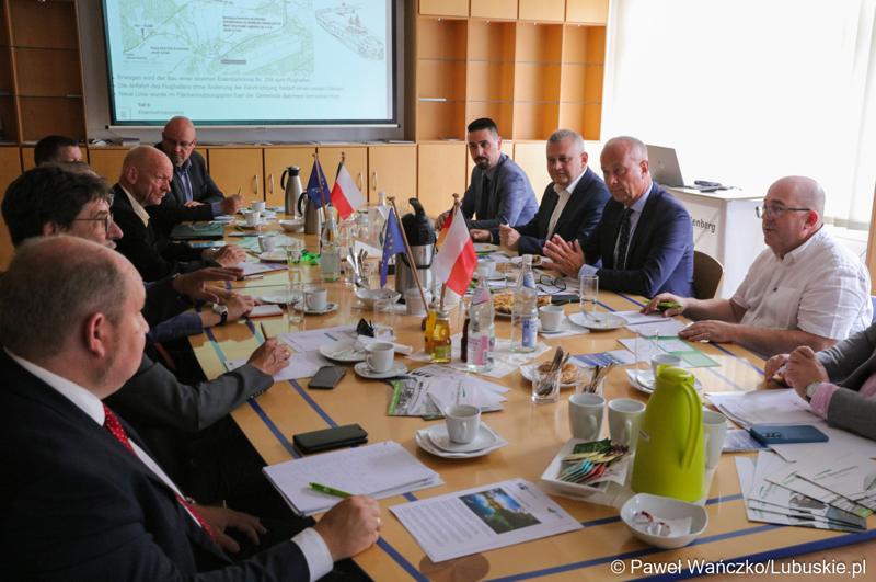 Delegacja z województwa lubuskiego pod przewodnictwem członka zarządu woj. lubuskiego Marcina Jabłońskiego spotkała się (12 lipca 2023 r.) w Neuhardenbergu z Gundolfem Schülke, dyrektorem zarządzającym Izby Przemysłowo-Handlowej Wschodniej Brandenburgii, Gernotem Schmidtem, starostą powiatu Märkisch Oderland oraz Uwe Hädicke, dyrektorem zarządzającym/prezesem lotniska w Neuhardenbergu, aby omówić, w jaki sposób można to zrealizować.