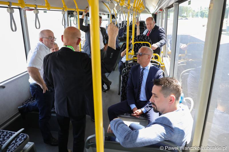 Delegacja z województwa lubuskiego pod przewodnictwem członka zarządu woj. lubuskiego Marcina Jabłońskiego spotkała się (12 lipca 2023 r.) w Neuhardenbergu z Gundolfem Schülke, dyrektorem zarządzającym Izby Przemysłowo-Handlowej Wschodniej Brandenburgii, Gernotem Schmidtem, starostą powiatu Märkisch Oderland oraz Uwe Hädicke, dyrektorem zarządzającym/prezesem lotniska w Neuhardenbergu, aby omówić, w jaki sposób można to zrealizować.