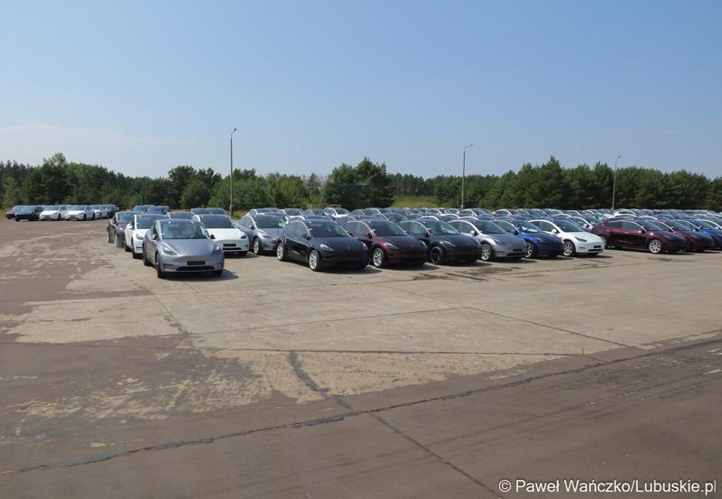 Samochody Tesla na lotnisku w Neuhardenbergu