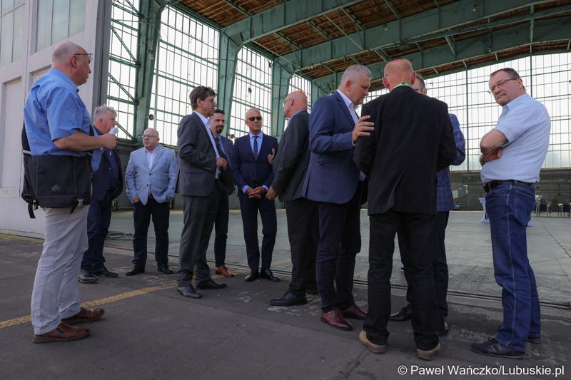 Delegacja z województwa lubuskiego pod przewodnictwem wicemarszałka Marcina Jabłońskiego spotkała się (12 lipca 2023 r.) w Neuhardenbergu z Gundolfem Schülke, dyrektorem zarządzającym Izby Przemysłowo-Handlowej Wschodniej Brandenburgii, Gernotem Schmidtem, starostą powiatu Märkisch Oderland oraz Uwe Hädicke, dyrektorem zarządzającym/prezesem lotniska w Neuhardenbergu, aby omówić, w jaki sposób można to zrealizować.