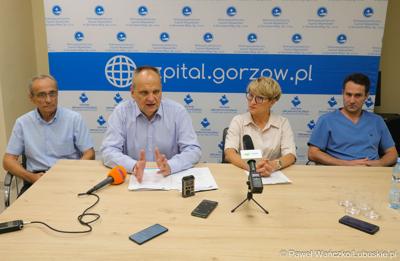Na zdjęciu (od lewej): wiceprzewodniczący lubuskiego Sejmiku Mirosław Marcinkiewicz, prezes szpitala w Gorzowie Jerzy Ostrouch, marszałek województwa lubuskiego Elżbieta Anna Polak, kierownik pododdziału kardiochirurgii oddziału kardiologii gorzowskiego szpitala dr n. med. Seweryn Grudniewicz.
