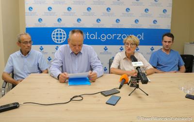 Na zdjęciu (od lewej): wiceprzewodniczący lubuskiego Sejmiku Mirosław Marcinkiewicz, prezes szpitala w Gorzowie Jerzy Ostrouch, marszałek województwa lubuskiego Elżbieta Anna Polak, kierownik pododdziału kardiochirurgii oddziału kardiologii gorzowskiego szpitala dr n. med. Seweryn Grudniewicz.