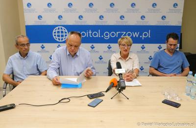 Na zdjęciu (od lewej): wiceprzewodniczący lubuskiego Sejmiku Mirosław Marcinkiewicz, prezes szpitala w Gorzowie Jerzy Ostrouch, marszałek województwa lubuskiego Elżbieta Anna Polak, kierownik pododdziału kardiochirurgii oddziału kardiologii gorzowskiego szpitala dr n. med. Seweryn Grudniewicz.
