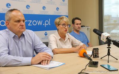 Na zdjęciu (od lewej): prezes szpitala w Gorzowie Jerzy Ostrouch, marszałek województwa lubuskiego Elżbieta Anna Polak, kierownik pododdziału kardiochirurgii oddziału kardiologii gorzowskiego szpitala dr n. med. Seweryn Grudniewicz.