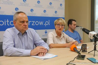 Na zdjęciu (od lewej): prezes szpitala w Gorzowie Jerzy Ostrouch, marszałek województwa lubuskiego Elżbieta Anna Polak, kierownik pododdziału kardiochirurgii oddziału kardiologii gorzowskiego szpitala dr n. med. Seweryn Grudniewicz.