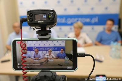 Uczestnicy konferencji prasowej w gorzowskim szpitalu 
