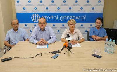 Na zdjęciu (od lewej): wiceprzewodniczący lubuskiego Sejmiku Mirosław Marcinkiewicz, prezes szpitala w Gorzowie Jerzy Ostrouch, marszałek województwa lubuskiego Elżbieta Anna Polak, kierownik pododdziału kardiochirurgii oddziału kardiologii gorzowskiego szpitala dr n. med. Seweryn Grudniewicz.