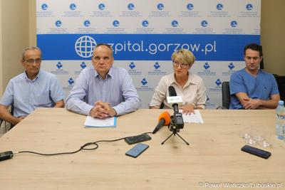 Na zdjęciu (od lewej): wiceprzewodniczący lubuskiego Sejmiku Mirosław Marcinkiewicz, prezes szpitala w Gorzowie Jerzy Ostrouch, marszałek województwa lubuskiego Elżbieta Anna Polak, kierownik pododdziału kardiochirurgii oddziału kardiologii gorzowskiego szpitala dr n. med. Seweryn Grudniewicz.