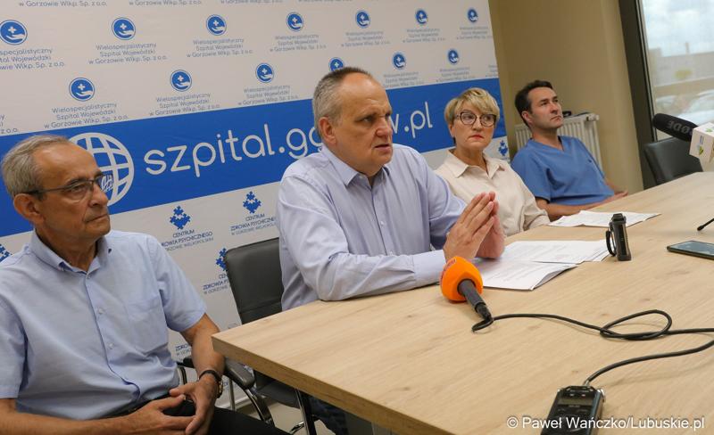 Na zdjęciu (od lewej): wiceprzewodniczący lubuskiego Sejmiku Mirosław Marcinkiewicz, prezes szpitala w Gorzowie Jerzy Ostrouch, marszałek województwa lubuskiego Elżbieta Anna Polak, kierownik pododdziału kardiochirurgii oddziału kardiologii gorzowskiego szpitala dr n. med. Seweryn Grudniewicz.