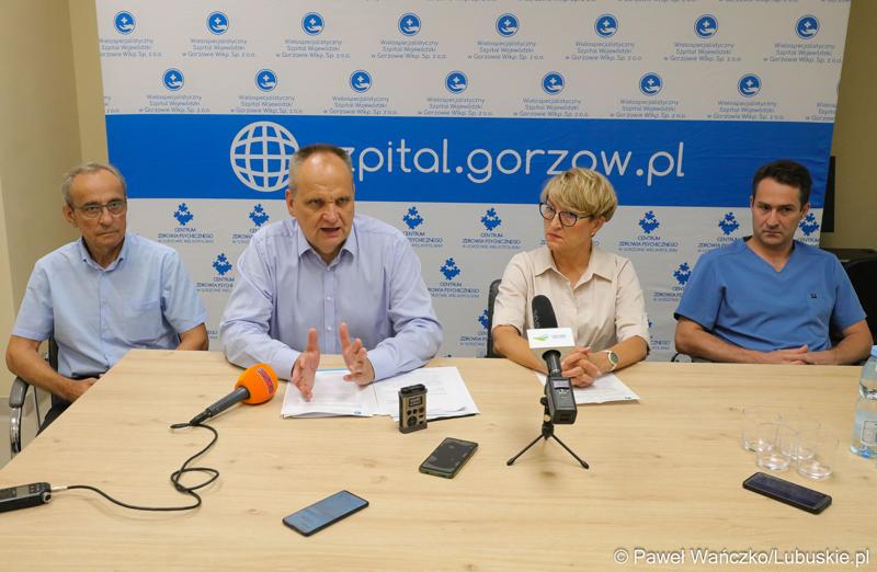 Na zdjęciu (od lewej): wiceprzewodniczący lubuskiego Sejmiku Mirosław Marcinkiewicz, prezes szpitala w Gorzowie Jerzy Ostrouch, marszałek województwa lubuskiego Elżbieta Anna Polak, kierownik pododdziału kardiochirurgii oddziału kardiologii gorzowskiego szpitala dr n. med. Seweryn Grudniewicz.