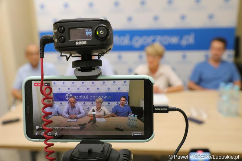 Uczestnicy konferencji prasowej w gorzowskim szpitalu