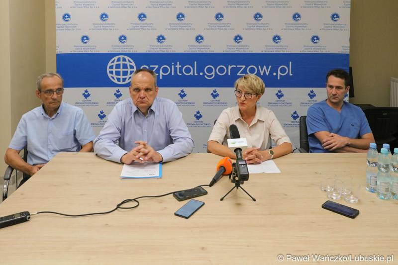 Na zdjęciu (od lewej): wiceprzewodniczący lubuskiego Sejmiku Mirosław Marcinkiewicz, prezes szpitala w Gorzowie Jerzy Ostrouch, marszałek województwa lubuskiego Elżbieta Anna Polak, kierownik pododdziału kardiochirurgii oddziału kardiologii gorzowskiego szpitala dr n. med. Seweryn Grudniewicz.