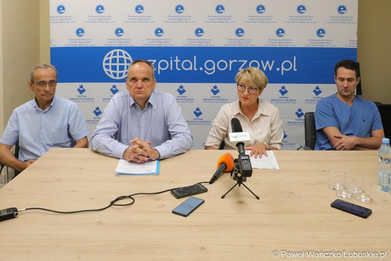 Na zdjęciu (od lewej): wiceprzewodniczący lubuskiego Sejmiku Mirosław Marcinkiewicz, prezes szpitala w Gorzowie Jerzy Ostrouch, marszałek województwa lubuskiego Elżbieta Anna Polak, kierownik pododdziału kardiochirurgii oddziału kardiologii gorzowskiego szpitala dr n. med. Seweryn Grudniewicz.
