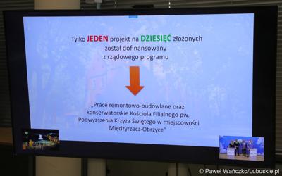 Monitor z prezentacją podczas konferencji prasowej "800 dni bez pieniędzy na KPO. Co straciło Lubuskie?" 