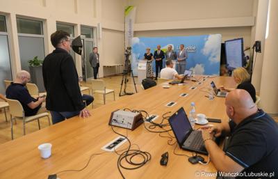 Uczestnicy konferencji prasowej "800 dni bez pieniędzy na KPO. Co straciło Lubuskie?", w sali prasowej Urzędu Marszałkowskiego Województwa Lubuskiego w Zielonej Górze.