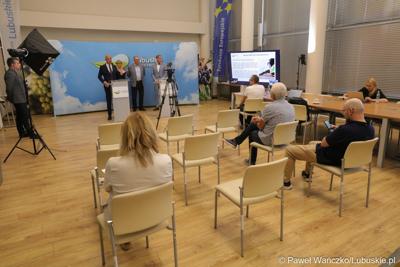 Uczestnicy konferencji prasowej "800 dni bez pieniędzy na KPO. Co straciło Lubuskie?", w sali prasowej Urzędu Marszałkowskiego Województwa Lubuskiego w Zielonej Górze.