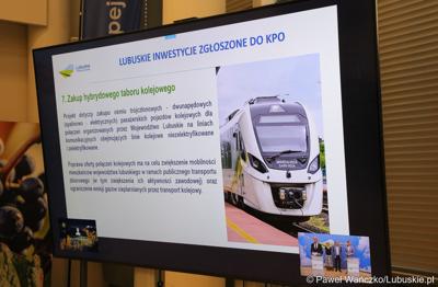Monitor z prezentacją podczas konferencji prasowej "800 dni bez pieniędzy na KPO. Co straciło Lubuskie?" 