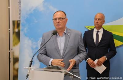 Wicemarszałek Województwa Lubuskiego Stanisław Tomczyszyn przemawia podczas konferencji prasowej. Z tyłu stoją Członek Zarządu Województwa Lubuskiego Marcin Jabłoński.