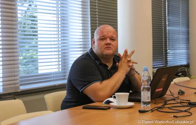Dziennikarz na konferencji prasowej "800 dni bez pieniędzy na KPO. Co straciło Lubuskie?", w sali prasowej Urzędu Marszałkowskiego Województwa Lubuskiego w Zielonej Górze.