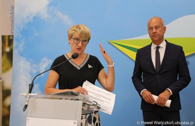 Marszałek Województwa Lubuskiego Elżbieta Anna Polak przemawia na konferencji prasowej. Z tyłu Członek Zarządu Województwa Lubuskiego Marcin Jabłoński.