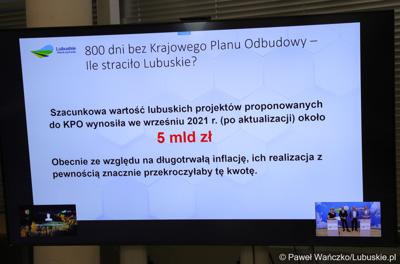 Monitor z prezentacją podczas konferencji prasowej "800 dni bez pieniędzy na KPO. Co straciło Lubuskie?"