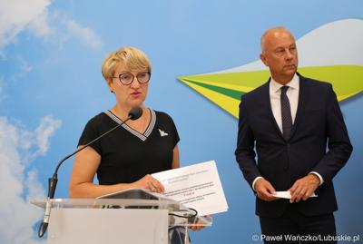 Marszałek Województwa Lubuskiego Elżbieta Anna Polak przemawia na konferencji prasowej. Z tyłu Członek Zarządu Województwa Lubuskiego Marcin Jabłoński.