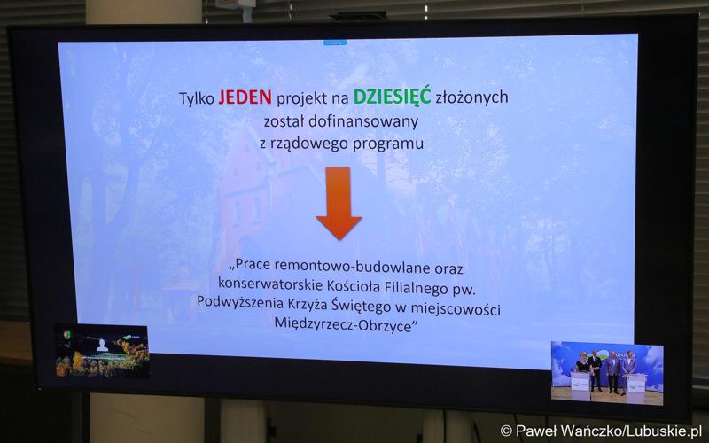 Monitor z prezentacją podczas konferencji prasowej "800 dni bez pieniędzy na KPO. Co straciło Lubuskie?"
