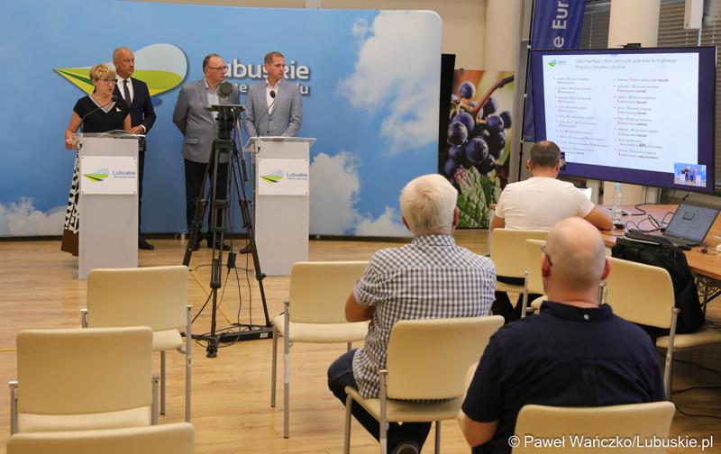 Uczestnicy konferencji prasowej "800 dni bez pieniędzy na KPO. Co straciło Lubuskie?", w sali prasowej Urzędu Marszałkowskiego Województwa Lubuskiego w Zielonej Górze.