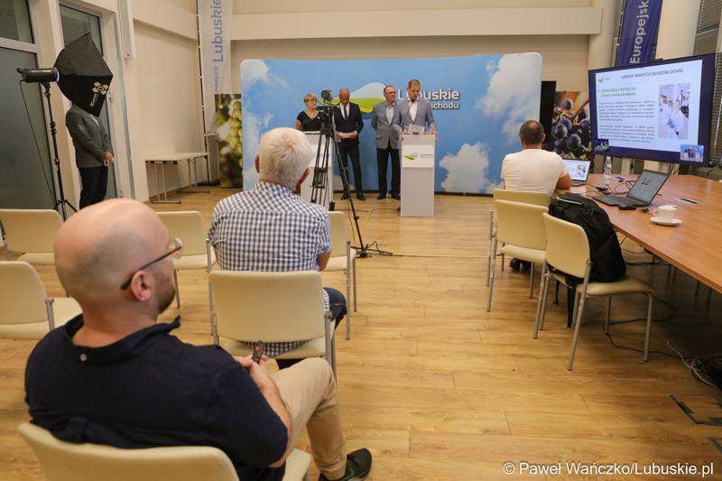 Uczestnicy konferencji prasowej "800 dni bez pieniędzy na KPO. Co straciło Lubuskie?", w sali prasowej Urzędu Marszałkowskiego Województwa Lubuskiego w Zielonej Górze.