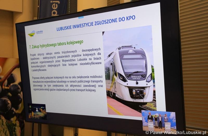 Monitor z prezentacją podczas konferencji prasowej "800 dni bez pieniędzy na KPO. Co straciło Lubuskie?"