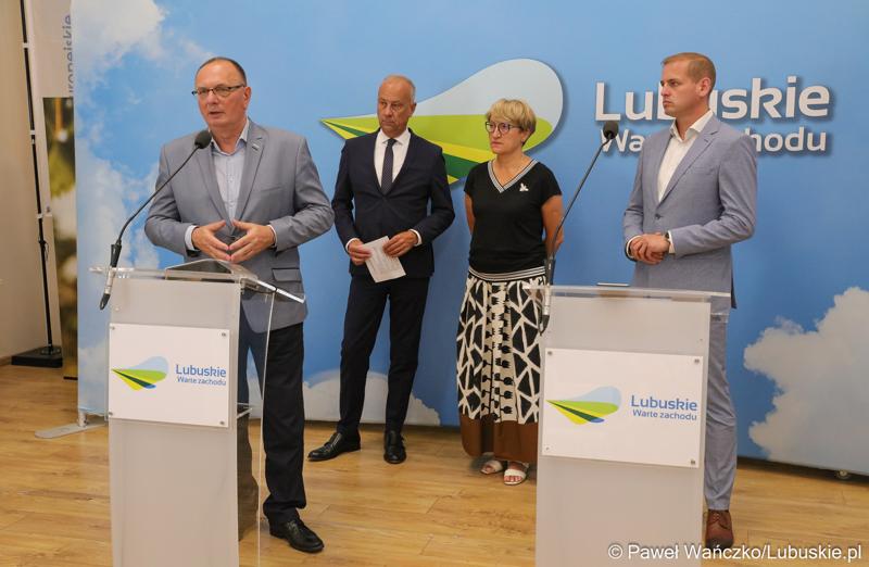 Wicemarszałek Województwa Lubuskiego Stanisław Tomczyszyn przemawia podczas konferencji prasowej. Z tyłu stoją (od lewej): Członek Zarządu Województwa Lubuskiego Marcin Jabłoński, Marszałek Województwa Lubuskiego Elżbieta Anna Polak oraz Wicemarszałek Województwa Lubuskiego Łukasz Porycki.