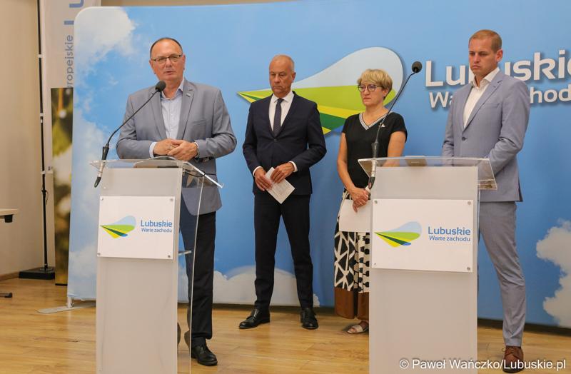 Wicemarszałek Województwa Lubuskiego Stanisław Tomczyszyn przemawia podczas konferencji prasowej. Z tyłu stoją (od lewej): Członek Zarządu Województwa Lubuskiego Marcin Jabłoński, Marszałek Województwa Lubuskiego Elżbieta Anna Polak oraz Wicemarszałek Województwa Lubuskiego Łukasz Porycki.